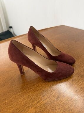 Manolo Blahnik Burgundy Suede Classic Round-Toe Pumps